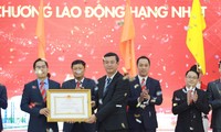 Thứ trưởng Bộ GD&ĐT Nguyễn Văn Phúc (phải) trao Huân chương Lao động hạng Nhất cho đại diện trường HUTECH