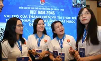 Các trí thức trẻ trao đổi tại diễn đàn