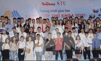 Các tân thủ khoa nhận học bổng giao lưu tại Trường ĐH Công nghệ Sài Gòn