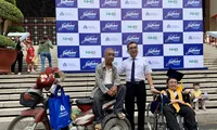 Hai bố còn Việt Tiến, Việt Tuấn chụp ảnh cùng PGS-TS Nguyễn Ngọc Điện Hiệu trưởng Trường ĐH Hoa Sen 