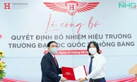  Ông Hoàng Quốc Việt - Chủ tịch Tập đoàn Nguyễn Hoàng trao quyết định, tặng hoa chức mừng cho Hiệu trưởng GS.TS Phạm Văn Lình