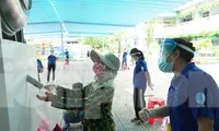 Người dân phường Thạnh Lộc đến nhận gạo từ ATM gạo miễn phí