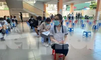 Thí sinh ngồi chờ xét nghiệm COVID-19 tại TPHCM ngày 3/7