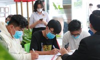 Thí sinh đăng ký nộp hồ sơ tại một trường đại học