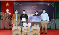 Ông Bùi Văn Thư, Trưởng phòng GD&ĐT Mèo Vạc (ngoài cùng bên trái) thay mặt BTC trao bánh, laptop cho giáo viên