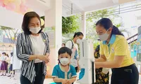 TPHCM: F0 tăng nhanh, trường học gồng mình