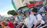 Lùi giờ học ở TPHCM, lãnh đạo phòng giáo dục nói khó thực hiện