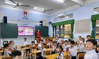 Sáng nay, học sinh lớp 1 ở TPHCM bắt đầu tựu trường