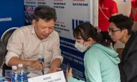 Thí sinh và phụ huynh tìm hiểu hiểu ngành nghề tại ngày hội tư vấn tuyển sinh ở TPHCM ( ảnh : T.L)