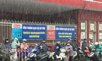 Xúc động hình ảnh phụ huynh TPHCM đội mưa chờ con thi tốt nghiệp