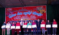 Huỳnh Thúy Vi chia sẻ, đây là lần thứ 3 trở lại Hòa Bình để tiếp tục dự án nhân ái vì bản sắc người Mường. Hai lần trước, Vi cùng Báo Tiền Phong và huyện đoàn Kim Bôi xây dựng tặng bà con dân bản xã Hạ Bì (Kim Bôi, Hòa Bình) một sân khấu trong nhà văn hóa