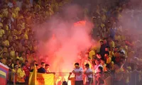 Hình ảnh CĐV đốt pháo sáng trên sân Hàng Đẫy tối 11/9.