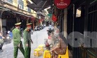Công an quận Hoàn Kiếm tuần tra, nhắc nhở người dân thực hiện công tác phòng chống dịch COVID-19.