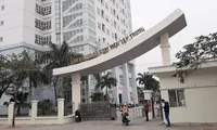 Nữ sinh ở Hải Phòng bị đuổi khỏi ký túc vì nghe điện thoại ở hành lang
