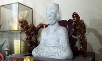 Tượng Thái tổ Mạc Đăng Dung.