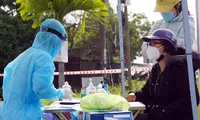 Người dân Hải Phòng tới cơ quan chức năng khai báo y tế.