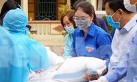 Thanh niên huyện Thủy Nguyên hỗ trợ người dân trong khu vực cách ly tại xã Hoàng Động.