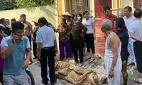 Khởi tố vụ 3 cô con gái tưới xăng đốt nhà mẹ đẻ ở Hưng Yên 