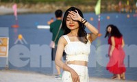 Người dân ồ ạt ra bãi tắm nhân tạo Đồ Sơn vui chơi nghỉ lễ