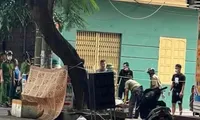 Cảnh sát khám nghiệm hiện trường vụ án.