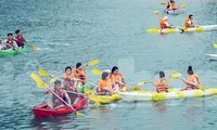 Hàng vạn người ngắm vịnh, tắm biển Cát Bà 