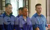 Giang hồ đất cảng "Bình đen" (giữa ảnh) và đàn em tại tòa. 