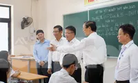 Phó Thủ tướng Lê Thành Long dặn dò học sinh Hải Phòng trước ngày thi tốt nghiệp