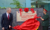 Thượng tướng Nguyễn Chí Vịnh và Đại sứ Ted Osius gỡ tấm vải che biển khai trương tòa nhà S5, sáng 28/8