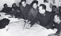 Đại tướng Võ Nguyên Giáp nghe Bộ Tư lệnh Quân chủng PK-KQ báo cáo phương án tác chiến đánh B-52, năm 1972