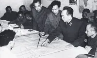 Đại tướng Võ Nguyên Giáp nghe Bộ Tư lệnh Quân chủng PK-KQ báo cáo phương án tác chiến đánh B-52, năm 1972