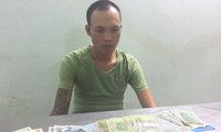 Đối tượng Đỗ Trọng Khánh và tang vật bị lực lượng biên phòng bắt giữ