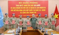 Thượng tướng Nguyễn Chí Vịnh trao quyết định của Chủ tịch nước cho 7 sĩ quan đi làm nhiệm vụ gìn giữ hoà bình Liên hợp quốc, sáng 28/6