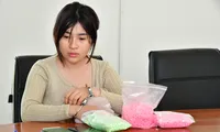Nguyễn Thị Ngọc Bích cùng tang vật bị bắt giữ. Ảnh: Báo Biên phòng