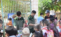Lực lượng Biên phòng phát khẩu trang phòng dịch nCoV cho học sinh tiểu học