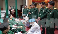 Lãnh đạo Học viện Quân y và Ban Thanh niên Quân đội trò chuyện với ĐVTN tham gia hiến máu tình nguyện, sáng 29/2