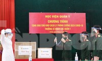 Học viện Quân y tặng mặt nạ chống giọt bắn ngăn dịch COVID-19