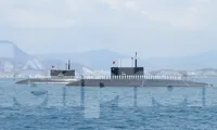 Tàu ngầm 182 - Hà Nội và Tàu ngầm 183 - TPHCM tại quân cảng Cam Ranh