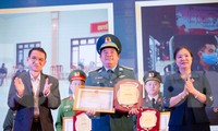 Lãnh đạo Mặt trận Tổ quốc Việt Nam và Viện Huyết học truyền máu T.Ư trao tặng Bằng khen của Bộ trưởng Bộ Y tế cho Sư đoàn Không quân 371, tháng 12/2020