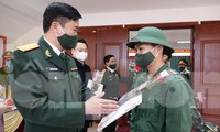 Thượng tá Nguyễn Đức Cương, Phó trưởng Ban Thanh niên Quân đội tặng quà tân binh huyện Ngân Sơn lên đường nhập ngũ năm 2021, sáng 27/2
