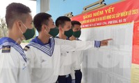 Đoàn viên Lữ đoàn 170 (Vùng 1 Hải quân) nghiên cứu tiểu sử các ứng cử viên trước khi bỏ phiếu lựa chọn các đại biểu tài đức 