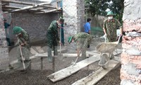 Cán bộ, ĐVTN Trung đoàn 246 giúp người dân cải tạo, sửa chữa công trình nhà ở, tháng 7/2021
