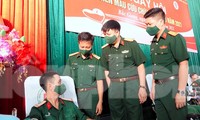 Lãnh đạo Ban Thanh niên Quân đội và Bệnh viện T.Ư Quân đội 108 trò chuyện với đoàn viên Trường Quân sự Quân đoàn 2 tham gia hiến máu, sáng 7/8. Ảnh: Nguyễn Minh