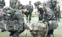 Y bác sĩ Bệnh viện Quân y 105 sắp xếp quân tư trang đi chống dịch. Ảnh: Nguyễn Minh