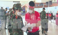 Lực lượng quân y làm thủ tục tại sân bay Nội Bài để vào Nam chống dịch, ngày 18/8