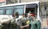 Lãnh đạo Học viện Quân y động viên học viên lên đường vào Nam chống dịch, sáng 21/8. Ảnh: Nguyễn Minh
