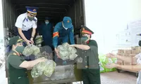 Những phần quà được trao tặng thể hiện tình quân dân ấm áp và nghĩa đồng bào sâu nặng. - Ảnh: Nguyễn Minh