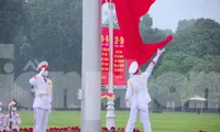 Chiến sĩ Đội Tiêu binh Danh dự (Đoàn 275) thực hiện động tác tung cờ trong nghi lễ chào cờ buổi sáng tại Quảng trường Ba Đình