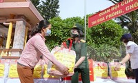 Đại tá Phùng Thị Phú, Trưởng ban Phụ nữ Quân đội trao tặng nhu yếu phẩm thiết yếu cho người dân quận Hoàng Mai, sáng 9/9. Ảnh: Nguyễn Minh