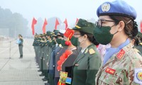 Đoàn đại biểu phụ nữ Quân đội ưu tú báo công tại Lăng Bác, sáng 12/12. Ảnh: Nguyễn Minh
