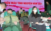 Gần 500 cán bộ, ĐVTN Trường Sĩ quan Phòng hóa đã cùng sôi nổi tham gia hiến máu, sáng 19/12 